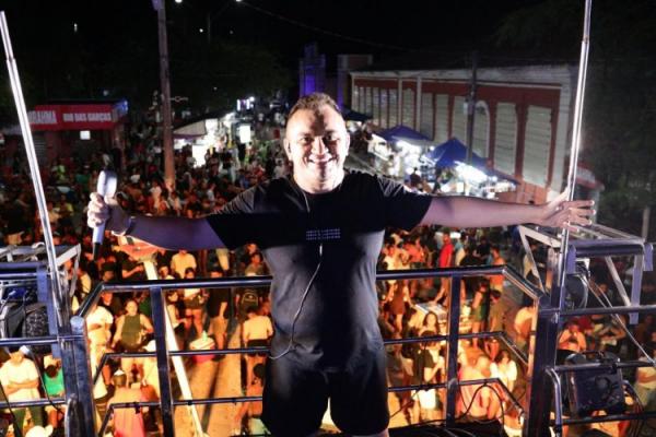 Arrastão com Durval Lelys marca Estreia da Folia de Carnaval em Floriano (Imagem:Secom)