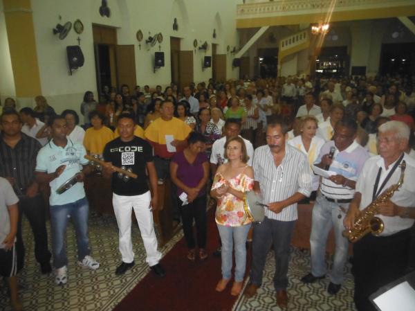 Fi&eacute;is celebram o encerramento da festa de Santos Reis.(Imagem:FlorianoNews)