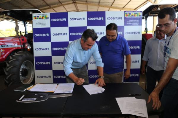 Ciro realiza entrega de equipamentos agr&iacute;colas com diversos prefeitos.(Imagem:Ascom)
