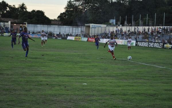 River-PI tenta atacar, mas defesa do Piau&iacute; estava atenta.(Imagem:Renan Morais/GLOBOESPORTE.COM)