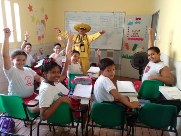 Rep&oacute;rter Amarelinho agradece presen&ccedil;a das escolas no Show do Carrapeta (Imagem:FlorianoNews)