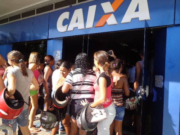 Falso boato sobre Bolsa Família causou tumulto em Floriano.(Imagem:FlorianoNews)