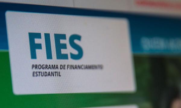 Nessa modalidade, os alunos mais pobres poderão chegar aos 100% de financiamento. 50% das vagas do programa são reservadas para o Fies Social. Podem pleitear o financiamento por e(Imagem:Reprodução)