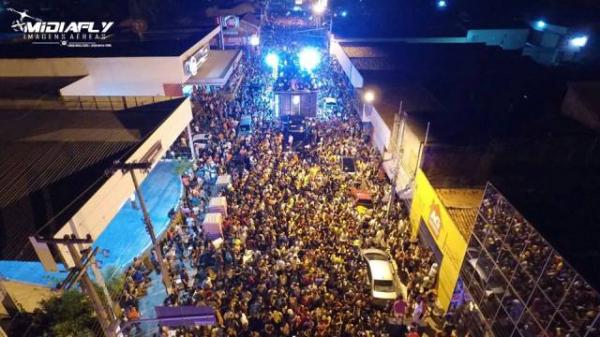 Chicabana reúne milhares de pessoas no quarto dia de Carnaval em Floriano
