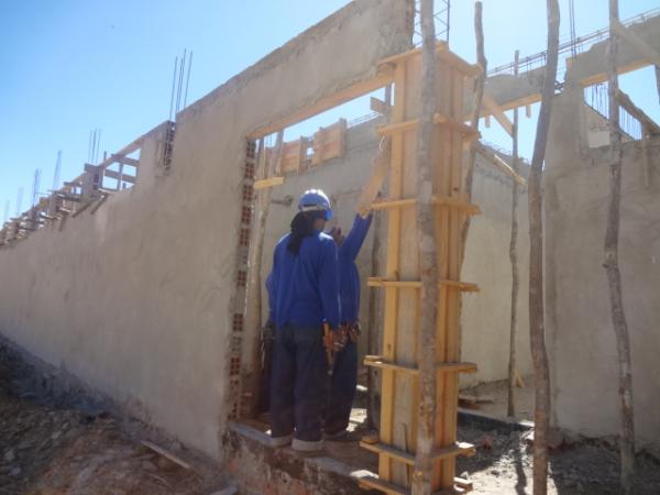 Prefeito Joel Rodrigues visitou obras da Policl&iacute;nica de Floriano.(Imagem:FlorianoNews)