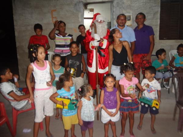 Papai Noel entregou presentes às crianças da localidade Papa Pombo