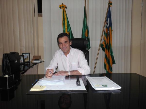Prefeito de Floriano decreta ponto facultativo no dia 24 de março