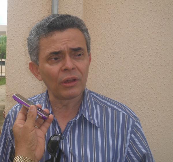 Cézar Pedrosa fala sobre pagamento de servidores do município de Floriano