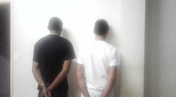 Jovens s&atilde;o presos por tr&aacute;fico de drogas em Floriano(Imagem:Tem&iacute;stocles Filho/jc24horas)