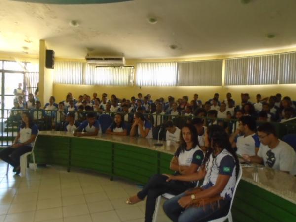 Estudantes e bolsistas do Pibid desenvolvem projeto de doa&ccedil;&atilde;o de sangue em Floriano.(Imagem:FlorianoNews)