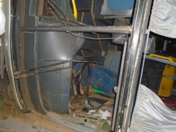 &Ocirc;nibus tomba na rotat&oacute;ria da BR-230 e deixa passageiros feridos em Floriano.(Imagem:FlorianoNews)