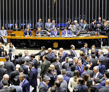 Congresso derruba proibição de reajuste para servidores públicos