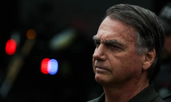 PL suspende atividades partidárias e salário de Bolsonaro