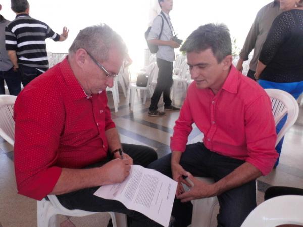 Edvaldo Ara&uacute;jo entrega carta a Governador reivindicando redu&ccedil;&atilde;o no pre&ccedil;o do milho da Conab.(Imagem:FlorianoNews)
