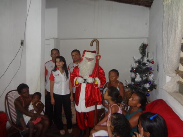 Cajueiro Motos realizou a entrega de cestas básicas em Floriano