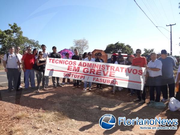 UFPI e IFPI realizam manifesta&ccedil;&atilde;o p&uacute;blica em Floriano.(Imagem:FlorianoNews)