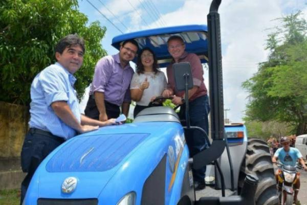  O munic&iacute;pio tamb&eacute;m recebeu trator e implementos agr&iacute;colas.(Imagem:Ascom SDR)