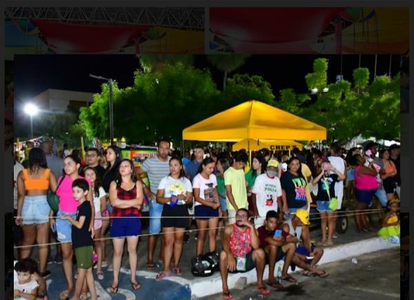 Floriano: desfile das escolas de samba leva milhares de foli&otilde;es &agrave; avenida(Imagem:Reprodu&ccedil;&atilde;o/PMF)