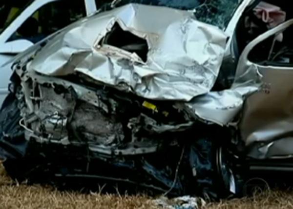 Carros completamente destru&iacute;dos ap&oacute;s o acidente est&atilde;o no posto da PRF.(Imagem:Divulga&ccedil;&atilde;o)