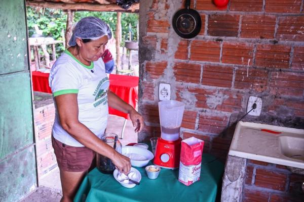Mulheres trabalham com diversas receitas a partir do caju e do pequi.(Imagem:Geirlys Silva / SAF)