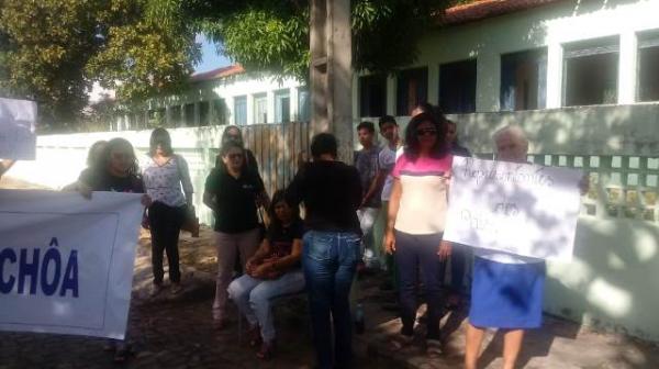 Estudantes realizam ato p&uacute;blico reivindicando reabertura de escola em Floriano (Imagem:FlorianoNews)