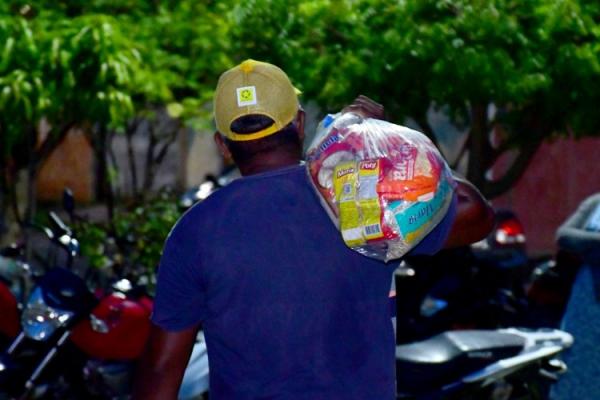 Prefeitura de Floriano distribui mais de 5 mil cestas básicas para famílias em situação de vulnerabilidade.(Imagem:Secom)
