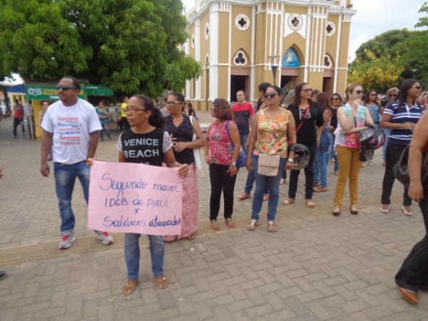 Professores fazem ato em frente &agrave; Prefeitura de Floriano.(Imagem:FlorianoNews)