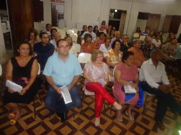 Escritora florianense lançou livro na Academia de Letras e Belas Artes de Floriano.(Imagem:FlorianoNews)