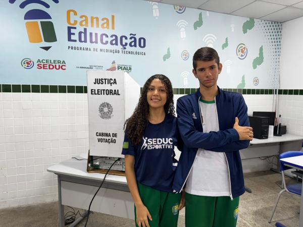 Estudantes da rede pública estadual vivem experiência do primeiro voto durante as eleições do Parlamento do Futuro(Imagem:Maria Luiza Barreto)