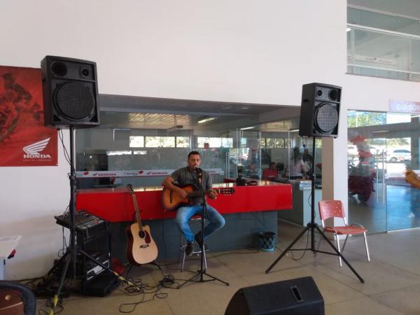 Caf&eacute; da manh&atilde;, ben&ccedil;&atilde;o solene e m&uacute;sica ao vivo marcam os 22 anos da Cajueiro Motos em Floriano.(Imagem:FlorianoNews)