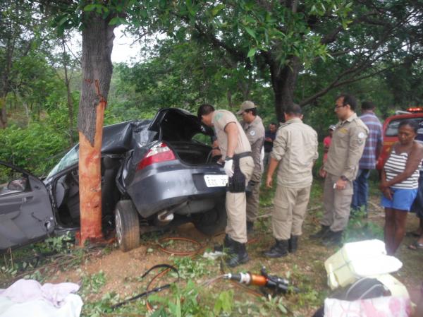 Veículo sai da pista, colide em árvore e deixa duas pessoas mortas na BR-343