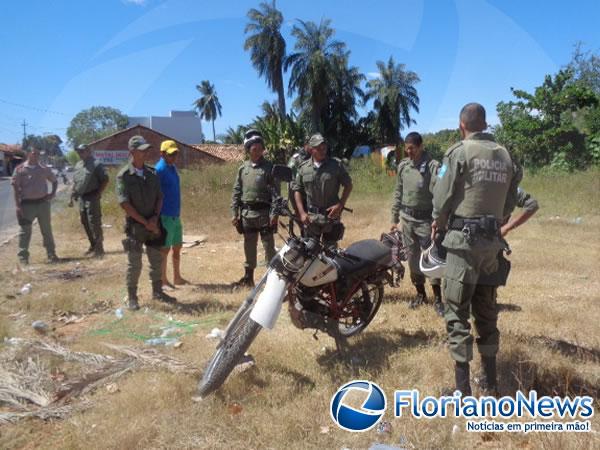 Pol&iacute;cia recupera motocicleta abandonada em Floriano.(Imagem:FlorianoNews)