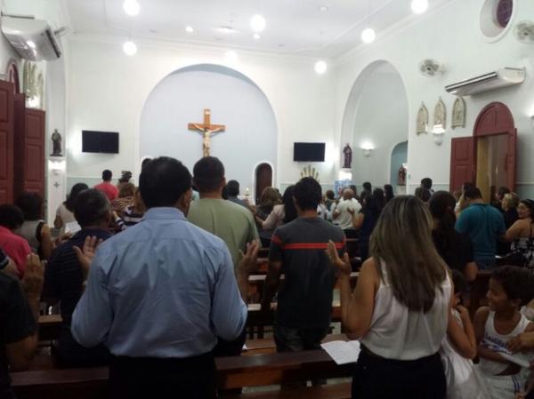 Familiares e amigos participam da missa de um ano da morte de Ademyston Rodrigues.(Imagem:G1 PI)