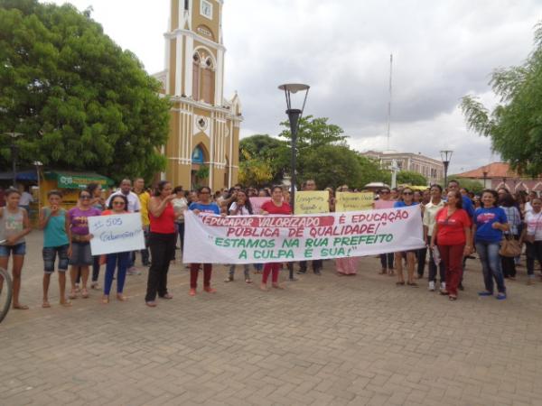 Professores fazem ato em frente &agrave; Prefeitura de Floriano.(Imagem:FlorianoNews)