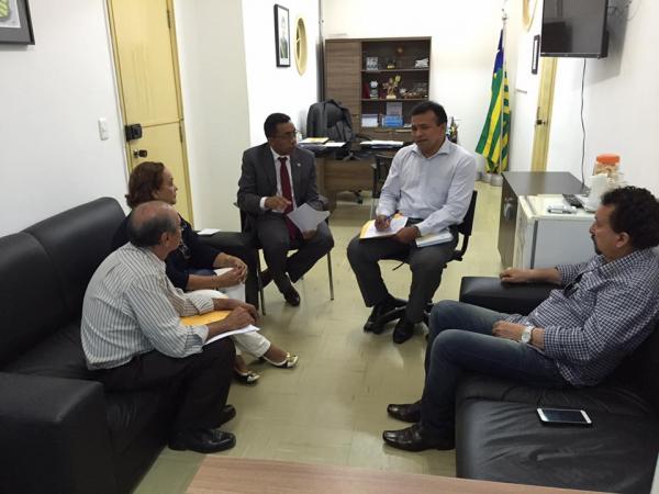 Joel Rodrigues se re&uacute;ne com secret&aacute;rio F&aacute;bio Abreu sobre seguran&ccedil;a em Floriano.(Imagem:ASCOM)