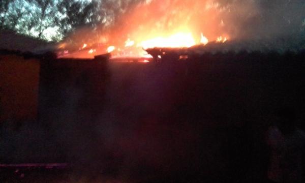 Vizinhos controlam foco de inc&ecirc;ndio em resid&ecirc;ncia no Bom Lugar.(Imagem:FlorianoNews)