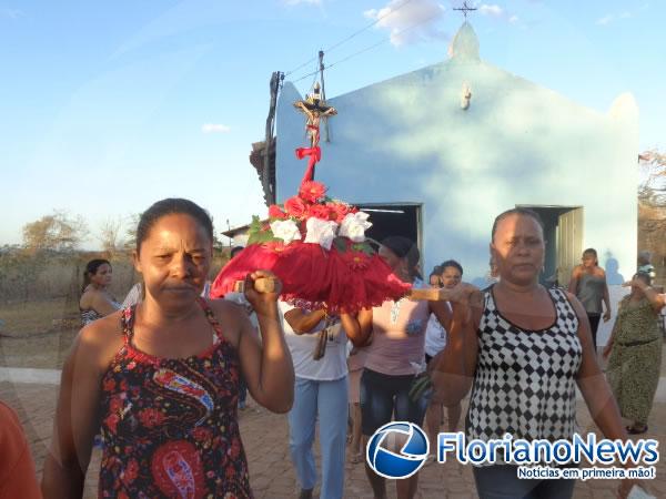 Prociss&atilde;o encerrou os festejos de Bom Jesus da Lapa na localidade Tabuleiro do Mato.(Imagem:FlorianoNews)