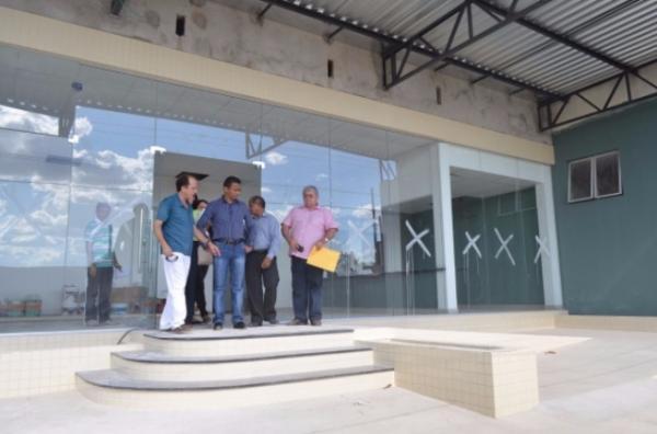 Francisco Costa, secret&aacute;rio de Sa&uacute;de, visita as obras do centro de imagem de Floriano.(Imagem:Ascom Sesapi)