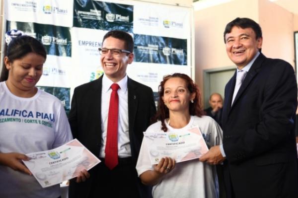 O governador entregou certificados a reeducandas da Penitenciária Feminina de Teresina. (Imagem:Marcelo Cardoso)
