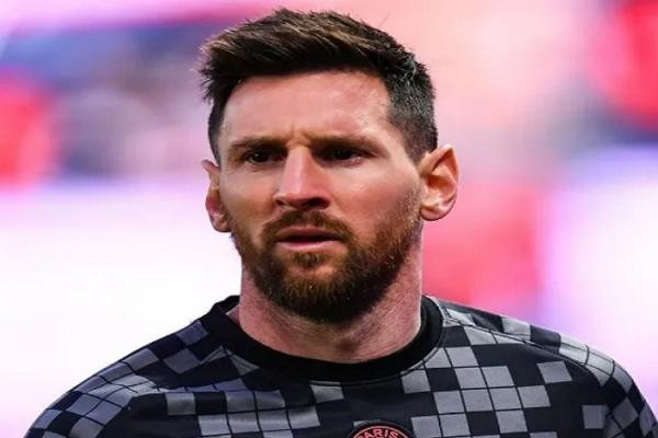 O clube francês já havia informado no dia anterior que casos da doença haviam sido detectados, mas os nomes não tinham sido revelados. Além de Messi, os infectados pelo novo coron(Imagem:Reprodução)