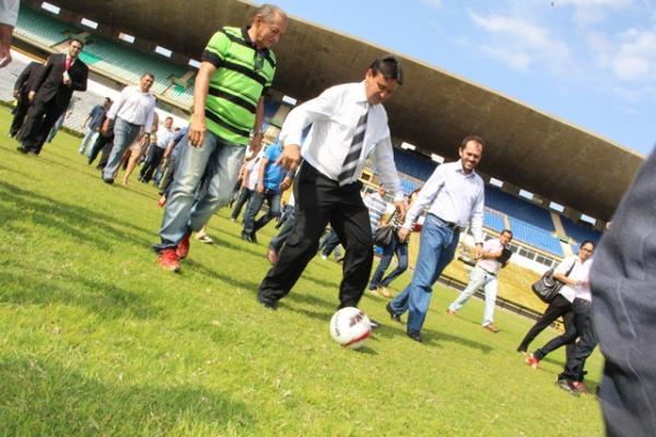 Wellington Dias encontra est&aacute;dio Albert&atilde;o abandonado e anuncia investimentos.(Imagem:Brunno Su&ecirc;nio/GP1)