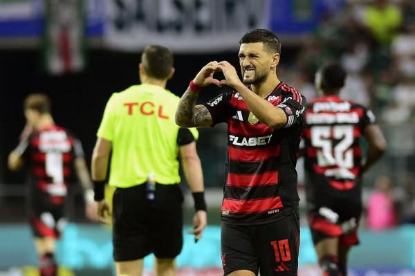 Arrascaeta, do Flamengo, comemora gol contra o Palmeiras em jogo pelo Campeonato Brasileiro no Allianz Parque.(Imagem:Marcos Ribolli)