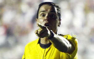 Após ser excluído da Fifa, árbitro diz que há corrupção na arbitragem