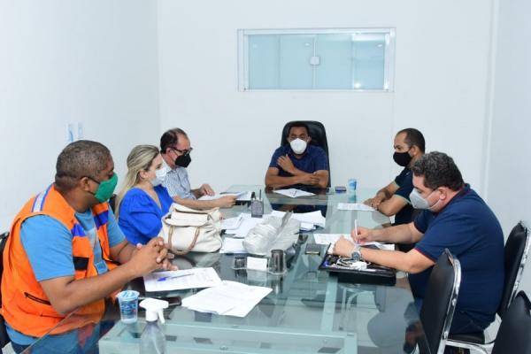 Secom Na noite desta quinta-feira, 6, uma reunião de trabalho levou ao gabinete do prefeito Joel Rodrigues, o vice-prefeito, Antônio Reis e secretários municipais. Joel recebeu d(Imagem:Reprodução)