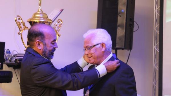 Jos&eacute; Lima, presidente do Parnahyba, recebe a medalha de campe&atilde;o, durante a festa do Piauiense 2013, do presidente da FFP, Cesarino Oliveira.(Imagem: Josiel Martins)