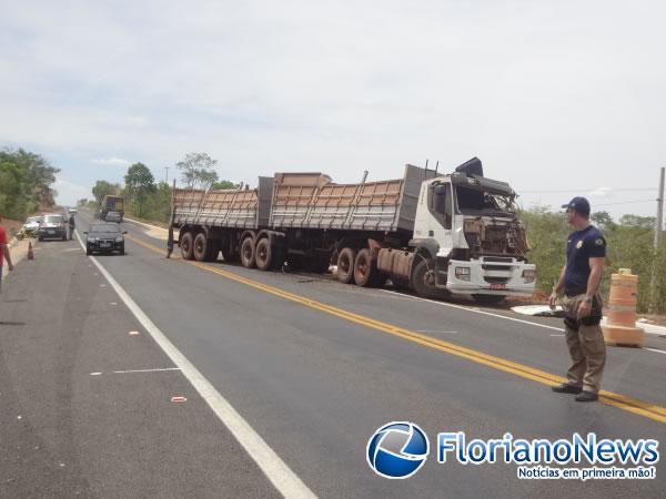 Tombamento de bitrem provoca engavetamento de tr&ecirc;s ve&iacute;culos na BR-343.(Imagem:FlorianoNews)