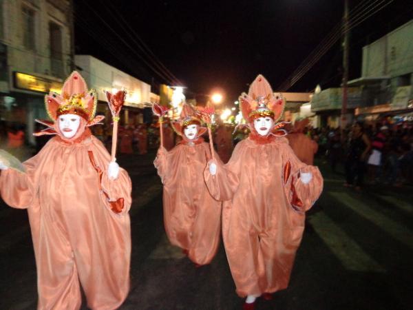 Desfile das escolas de samba agitam &uacute;ltimo dia de carnaval em floriano.(Imagem:FlorianoNews)