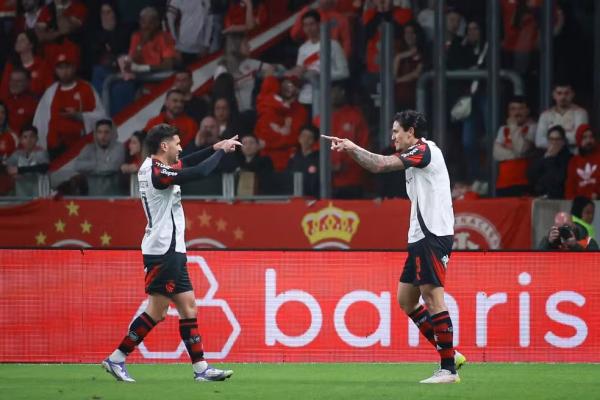 Arrascaeta e Pedro comemoram em Inter x Flamengo.(Imagem:Maxi Franzoi/AGIF)