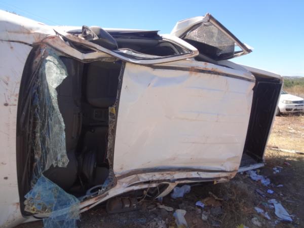Ve&iacute;culo sai da pista e capota v&aacute;rias vezes em Floriano.(Imagem:FlorianoNews)