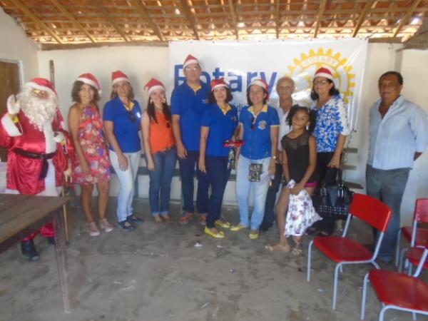 Crian&ccedil;as da localidade Tabuleiro do Mato recebem a visita do Papai Noel.(Imagem:FlorianoNews)
